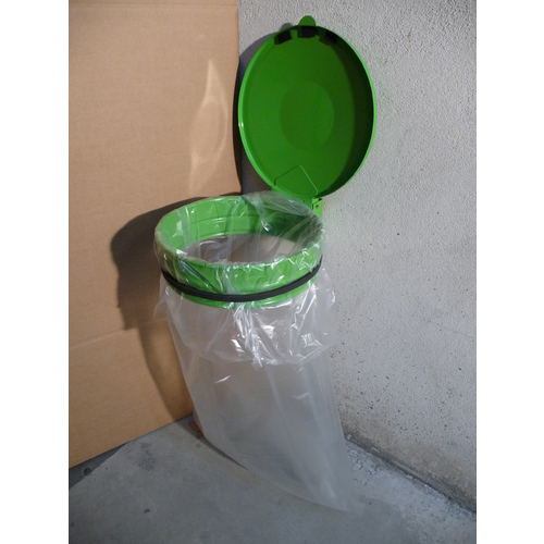 Support sacs-poubelle 80 à 110L mural avec couvercle vert - FM Developpement